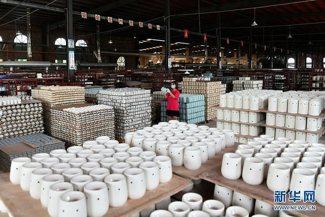 在湖北省通城县楚风瑶韵陶瓷,员工正在生产,包装陶瓷工艺产品
